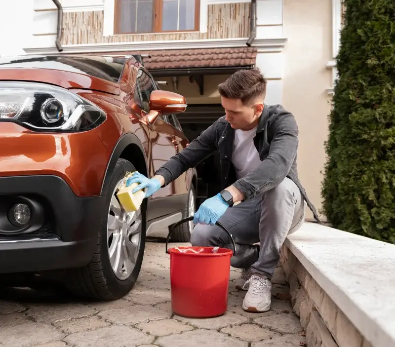 Lavage auto à domicile Sainte-Eanne : professionnel intervenant sur un véhicule